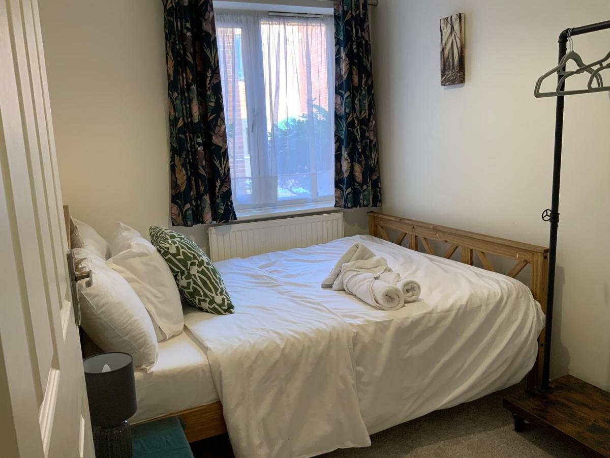2 Bedroom Apartment Near Southfields Лондон Екстериор снимка